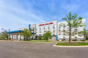 Un edificio blanco con un cartel rojo encima. en Hampton Inn & Suites Bolingbrook, en Bolingbrook