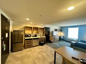Kuchyň nebo kuchyňský kout v ubytování Home2 Suites by Hilton Rahway + 25 fotografií