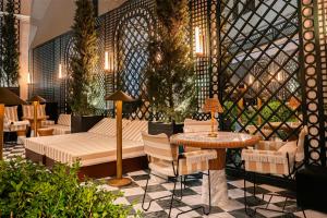 Hotel SAX Paris, LXR Hotels & Resorts的休息区