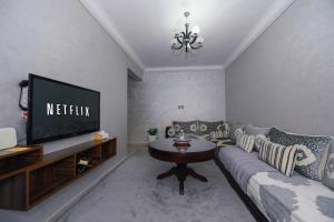 Televiisor ja/või meelelahutuskeskus majutusasutuses Jardin de chrifia cosy