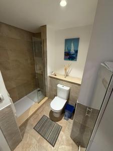 een badkamer met toilet en douche bij 1 Bedroom at Marassi Marina in El Alamein +4 foto's