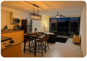 eine Küche mit einem Tisch und einigen Stühlen in einem Zimmer in der Unterkunft Dormitorio con baño privado es Tu descanso en el corazón de San Salvador in San Salvador