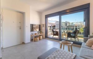 ein Wohnzimmer mit großem Fenster und einer Couch in der Unterkunft Cozy Apartment In Torrevieja in Torrevieja