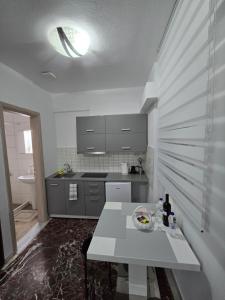 cocina con mesa blanca y fregadero en Luxury Angel Apartments 1, en Paralia Katerinis 11 fotos más