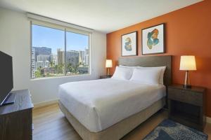 Postel nebo postele na pokoji v ubytování Courtyard by Marriott Waikiki Beach