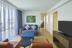 TV a/nebo společenská místnost v ubytování Courtyard by Marriott Waikiki Beach