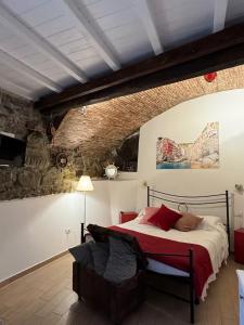 ein Schlafzimmer mit einem Bett mit roten Kissen in der Unterkunft Rio Alba red loft - holiday house - Riomaggiore 5terre in Riomaggiore