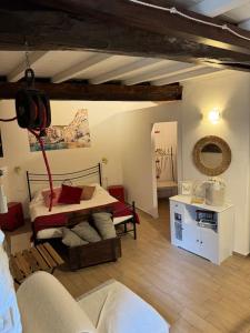ein Wohnzimmer mit einem Bett in einem Zimmer in der Unterkunft Rio Alba red loft - holiday house - Riomaggiore 5terre in Riomaggiore