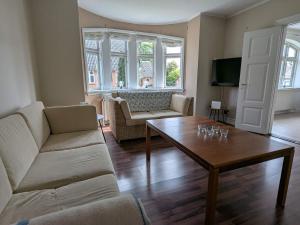 un salon avec un canapé et une table basse dans l'établissement 5 person holiday home in Tranekær, à Tranekær