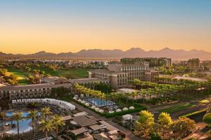 The Westin Kierland Resort & Spa في سكوتسديل: اطلالة جوية على مدينة فيها جبال في الخلفية