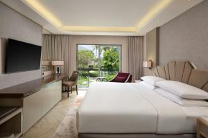 Uma TV ou centro de entretenimento em Sheraton Bandung Hotel & Towers