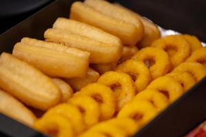 a box of pretzels and onion rings at 西安明城墙永兴坊桔子水晶酒店 in Xi'an