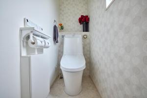 ein Bad mit WC in einem kleinen Zimmer in der Unterkunft ブルースカイ富士 in Fujikawaguchiko + 16 Fotos