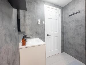 Koupelna v ubytování Sage Stay by the Train, We Pay Half Your Parking, 2 Queen Beds plus Sleeps 6