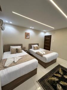 A bed or beds in a room at Dima Pyramids View
