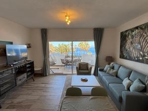 een woonkamer met een bank en een tv bij Callao Sunset Home in Callao Salvaje