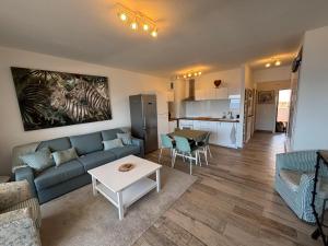 een woonkamer met een bank en een tafel bij Callao Sunset Home in Callao Salvaje +9 foto's