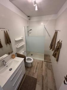 een witte badkamer met toilet en douche bij Callao Sunset Home in Callao Salvaje