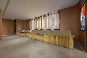 a conference room with a long desk and chairs at 西安明城墙永兴坊桔子水晶酒店 in Xi'an