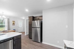 Il comprend une cuisine équipée d'un réfrigérateur en acier inoxydable. dans l'établissement 1-Mile to Downtown Clarksville 2 Comfy Homes, à Clarksville