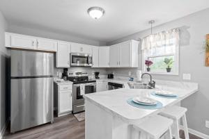 Kuchyň nebo kuchyňský kout v ubytování 1-Mile to Downtown Clarksville Queen-City Comfort
