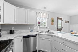 Kuchyň nebo kuchyňský kout v ubytování 1-Mile to Downtown Clarksville Queen-City Comfort