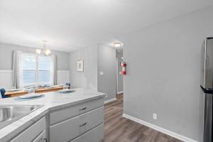 Kuchyň nebo kuchyňský kout v ubytování 1-Mile to Downtown Clarksville Queen-City Comfort + 21 fotografií