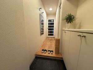 einen Flur mit einem Paar Schuhe auf dem Boden in der Unterkunft ParkResidence -FIX HOME- in Sapporo