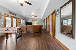 una sala de estar con una mesa de ping pong en Updated Cabin - Hiwassee Highlife, en Decatur