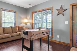 Χώρος καθιστικού στο Updated Cabin - Hiwassee Highlife