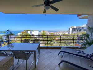 Rõdu või terrass majutusasutuses Residences by Pinnacle - Luxury 2 bed, 2 bath Romantic Zone condo