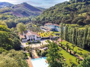 eine Luftaufnahme eines Resorts mit Pool in der Unterkunft Studio confortable avec jardin et parking à Cambo-les-Bains - FR-1-4-703 in Cambo-les-Bains