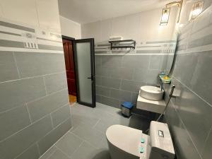 ホーチミン・シティにあるKhách Sạn Hồng Hà 2のトイレと洗面台付きのバスルーム