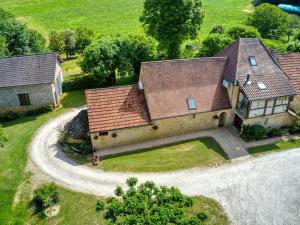 an overhead view of a large house with at Charmant gîte avec jardin, clim, wifi, proche Sarlat et rivière Dordogne, animaux bienvenus - FR-1-616-310 in Carlux