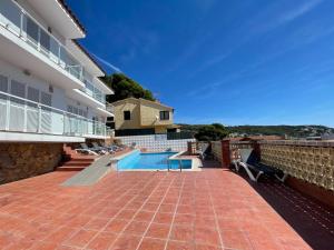 a patio with a swimming pool and a building at Apartment in Spain near Sandy Beach in L'Estartit