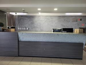 a kitchen with a counter top in a room at Apartamento Vista Mar Belli Golden tower in Natal