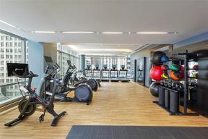Spordikeskus ja/või sportimisvõimalused majutusasutuses theWit Chicago, a Hilton Hotel