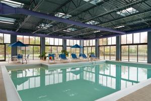 Bazén v ubytování DoubleTree by Hilton Virginia Beach nebo v jeho okolí