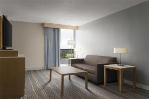 Posezení v ubytování DoubleTree by Hilton Virginia Beach