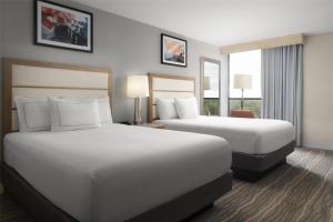 Postel nebo postele na pokoji v ubytování DoubleTree by Hilton Virginia Beach