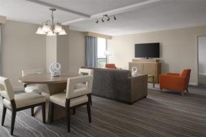 TV a/nebo společenská místnost v ubytování DoubleTree by Hilton Virginia Beach