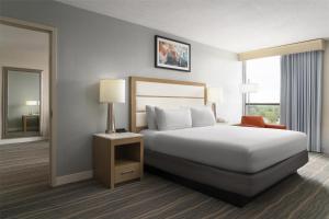 Postel nebo postele na pokoji v ubytování DoubleTree by Hilton Virginia Beach