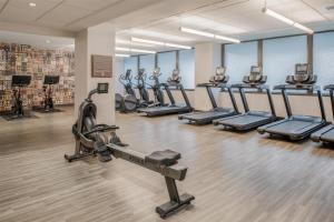 Fitness centrum a/nebo fitness zařízení v ubytování Embassy Suites by Hilton Portland Downtown