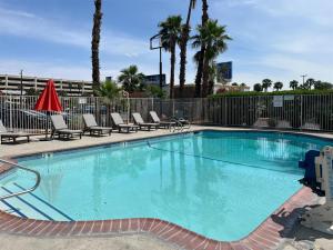 Bazén v ubytování Motel 6 Las Vegas, NV - Strip nebo v jeho okolí