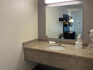 Koupelna v ubytování Motel 6 Las Vegas, NV - Strip