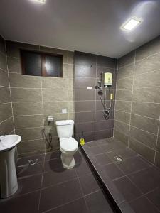 Pinggir TTDI Damansara Homestay for big group up to 35 pax في كوالالمبور: حمام مع مرحاض ومغسلة