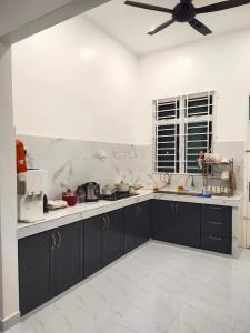 Kuchyň nebo kuchyňský kout v ubytování MYRA Homestay Jalan Pasir Mas-Salor
