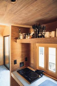 a kitchen with a stove in a tiny house at Wander Cabins Dehe 