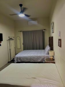 une chambre avec un lit et un ventilateur de plafond dans l'établissement Casa Josefina corazón del pueblo Allende Nuevo Leon, à Allende 19 autres photos