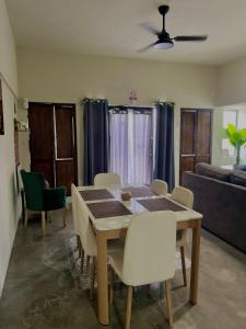 a dining room with a table and chairs and a couch at Casa Josefina Allende Nuevo Leon in Allende